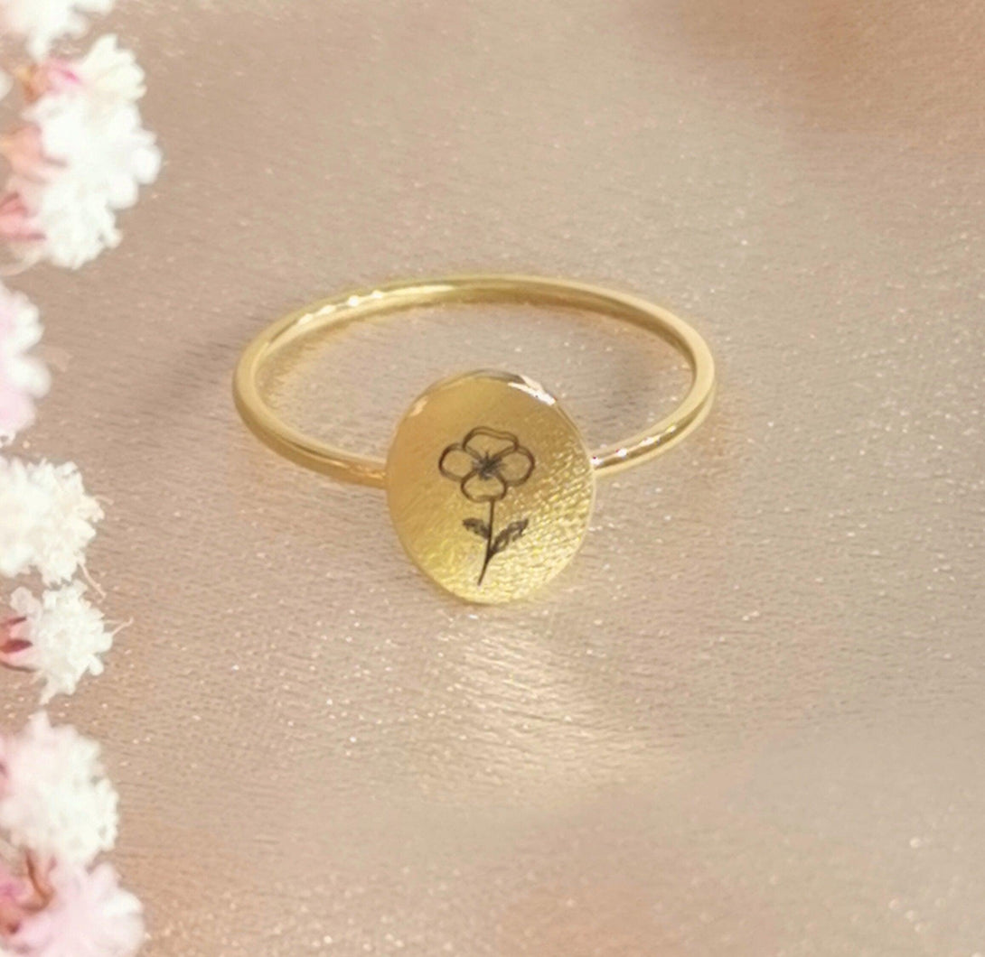 Personalisierte Ringe mit Geburtsblumen-Gravur